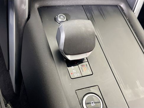 Used 2024 Land Rover Discovery S image 17