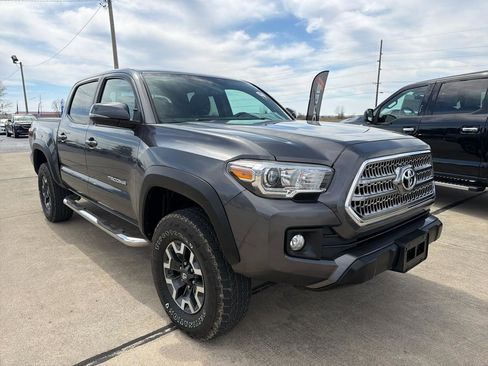 Used 2017 Toyota Tacoma TRD Off-Road w/ Tow Package (A/T) image 4