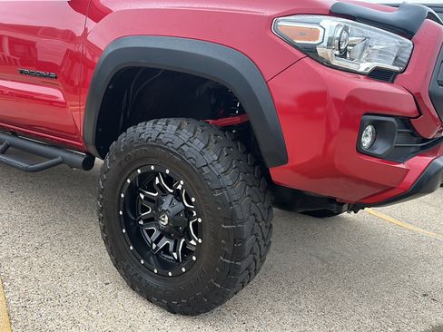 Used 2020 Toyota Tacoma TRD Off-Road AWD/4WD image 4