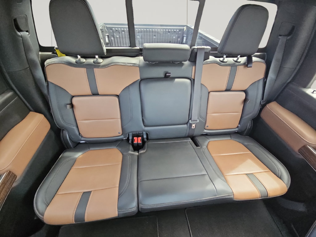 Used 2023 Chevrolet Silverado 2500 High Country w/ Technology Package AWD/4WD image 17