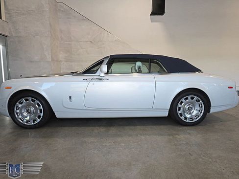 Used 2017 Rolls-Royce Phantom Drophead Coupe image 3