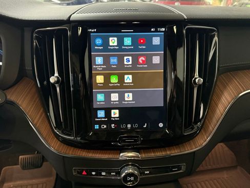 Used 2025 Volvo XC60 B5 Ultra AWD/4WD image 12
