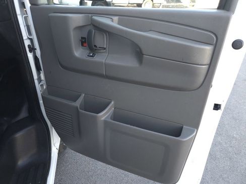 Used 2015 GMC Savana 3500 image 18