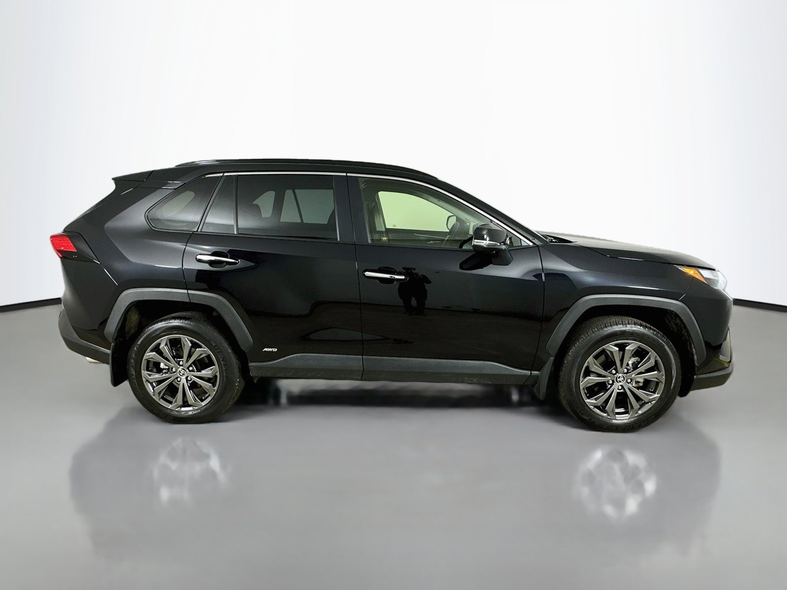 Used 2025 Toyota RAV4 Limited w/ Advanced Technology Package AWD/4WD image 4