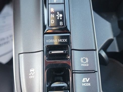 Used 2023 Toyota Crown Limited image 12