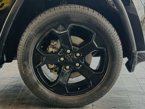 Used 2019 Jeep Grand Cherokee Laredo AWD/4WD image 24