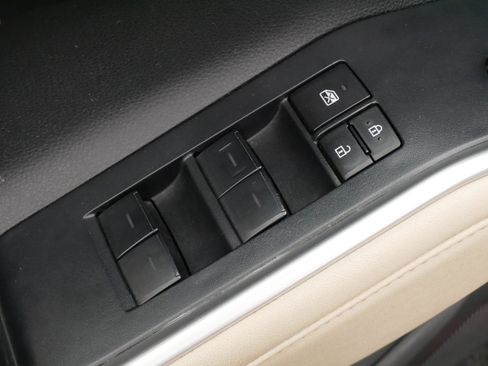 Used 2024 Toyota Highlander XLE AWD/4WD image 19