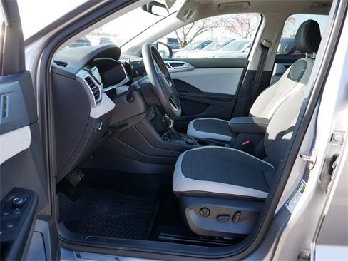Certified 2025 Volkswagen Taos SE image 14