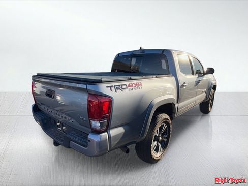 Used 2017 Toyota Tacoma TRD Sport image 4