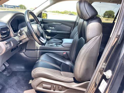 Used 2025 Honda Pilot Touring image 11