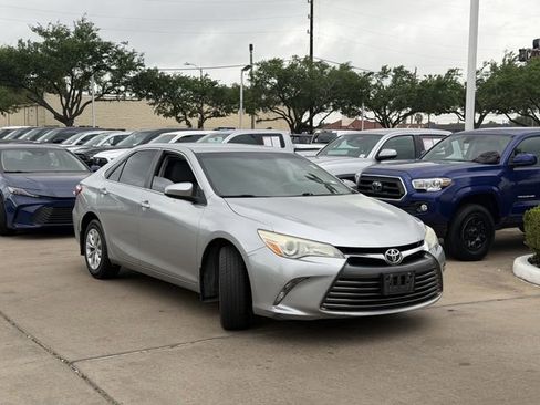 Used 2016 Toyota Camry LE image 3