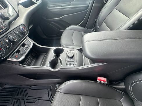 Used 2024 GMC Terrain SLT AWD/4WD image 28