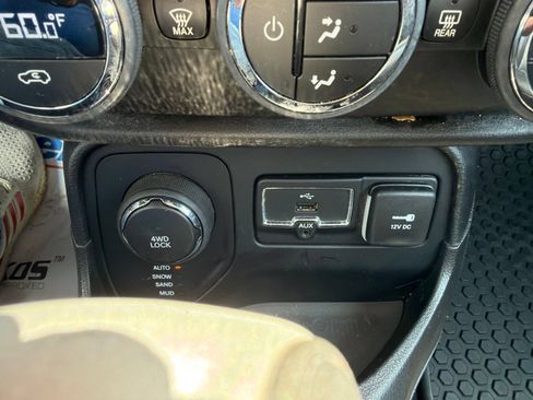 Used 2016 Jeep Renegade Latitude AWD/4WD image 21