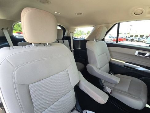 Used 2024 Ford Explorer XLT RWD image 16