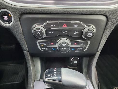 Used 2017 Dodge Charger SXT w/ AWD Plus Group image 16