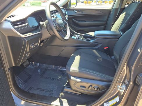 Used 2023 Jeep Grand Cherokee Laredo AWD/4WD image 21