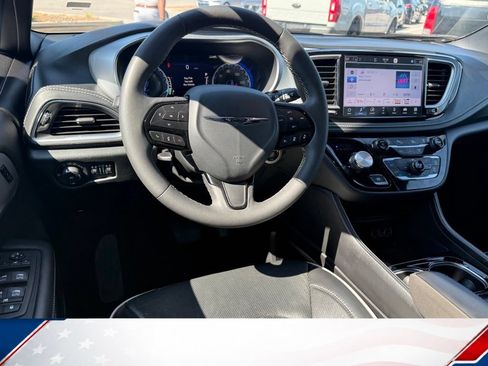 Used 2025 Chrysler Pacifica Limited FWD image 15