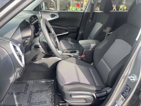 Used 2025 Kia Soul LX w/ LX Technology Package FWD image 3