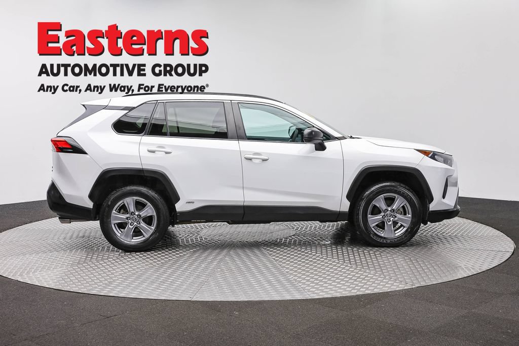 Used 2022 Toyota RAV4 LE AWD/4WD image 5