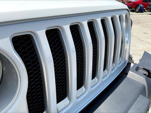 Used 2019 Jeep Wrangler Unlimited Sahara w/ Dual Top Group AWD/4WD image 25