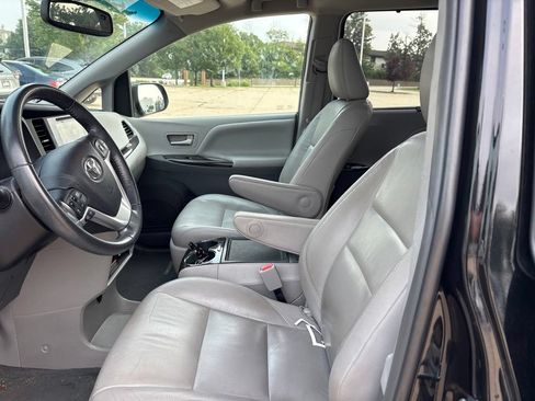 Used 2015 Toyota Sienna XLE w/ XLE Navigation Package FWD image 11
