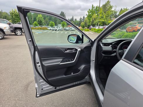 Used 2021 Toyota RAV4 XLE AWD/4WD image 20