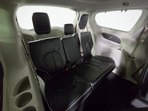 Used 2022 Chrysler Pacifica Limited w/ Uconnect Theater Family Group FWD image 44