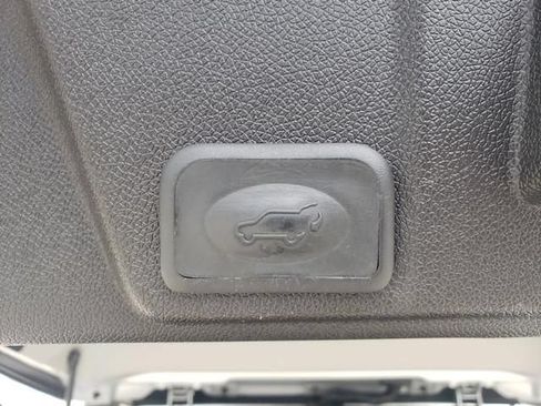 Used 2011 Chevrolet Traverse LT FWD image 7