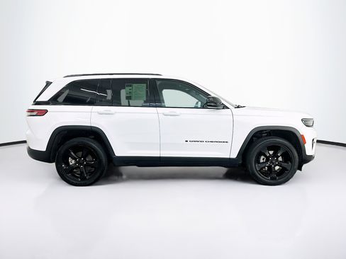 Used 2023 Jeep Grand Cherokee Altitude AWD/4WD image 10