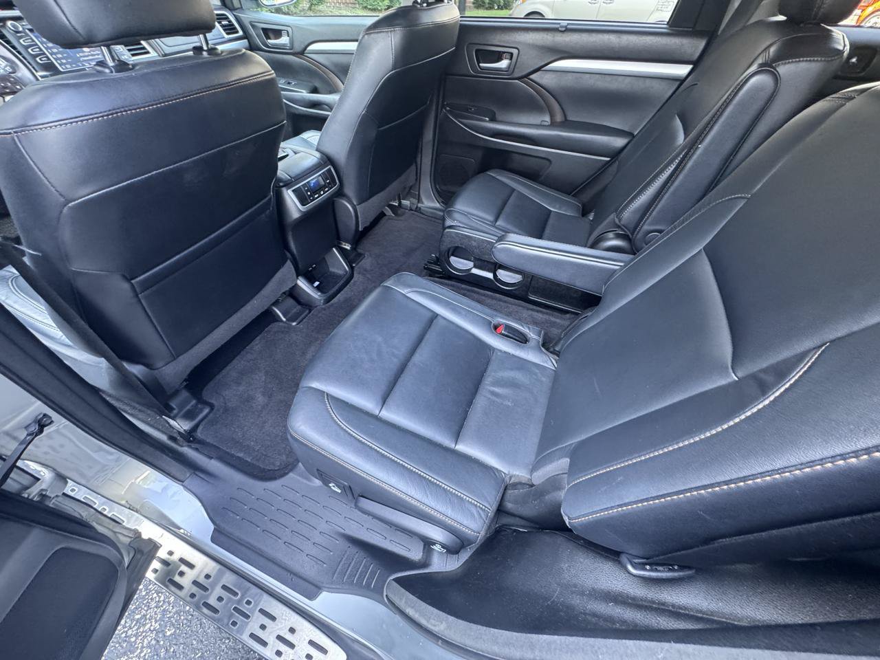 Used 2018 Toyota Highlander XLE AWD/4WD image 32