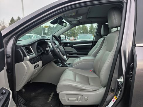 Used 2019 Toyota Highlander SE image 21