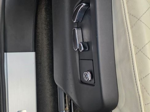 Used 2017 Bentley Bentayga AWD/4WD image 34