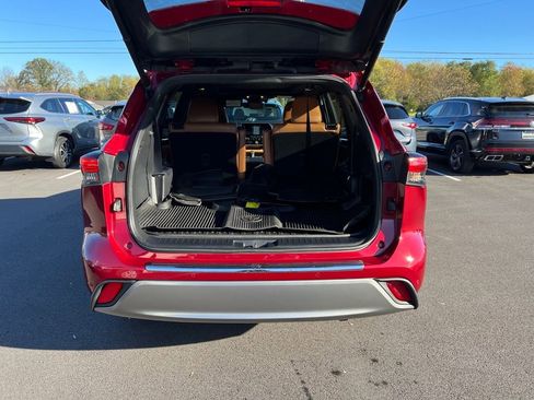 Used 2021 Toyota Highlander Platinum image 11