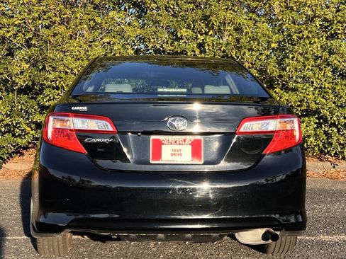 Used 2014 Toyota Camry L image 6