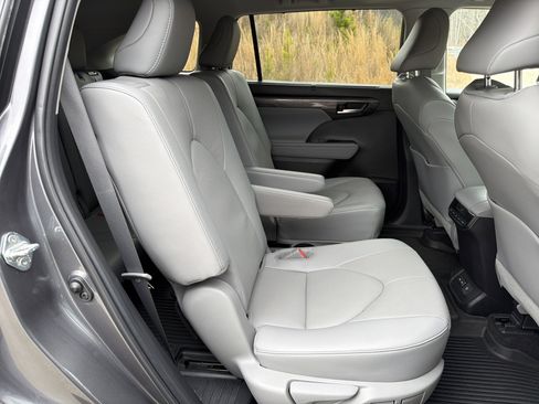 Used 2023 Toyota Highlander Limited image 15