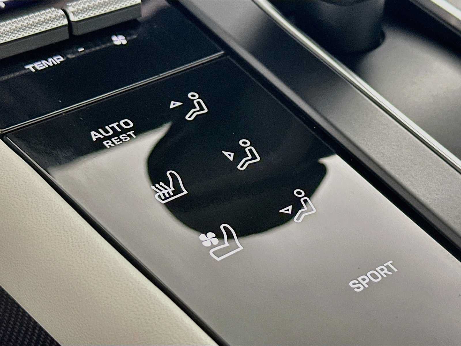 Certified 2025 Porsche Macan AWD/4WD image 21
