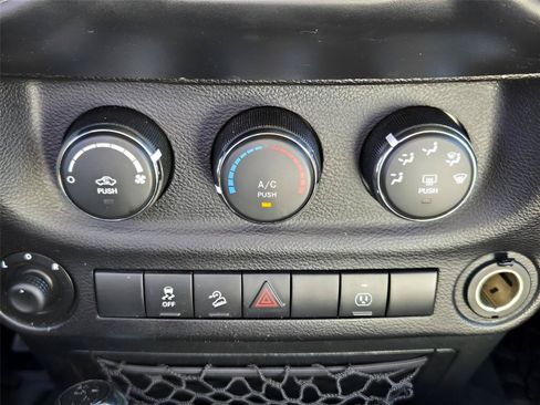 Used 2017 Jeep Wrangler Unlimited Rubicon w/ Connectivity Group AWD/4WD image 16
