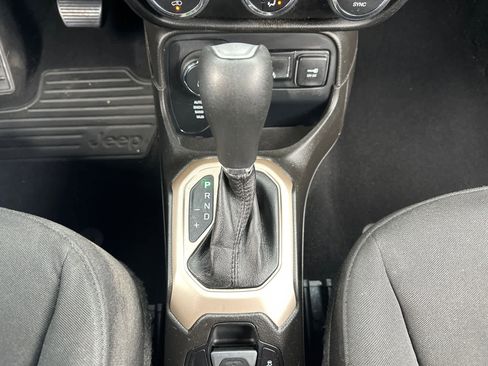 Used 2017 Jeep Renegade Latitude image 23