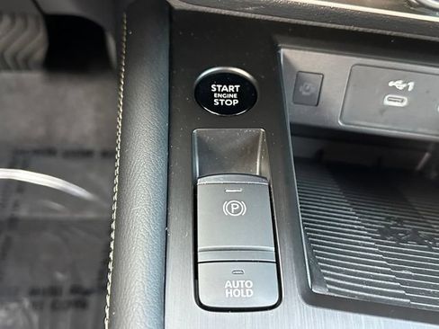 Used 2025 Nissan Kicks SV AWD/4WD image 34