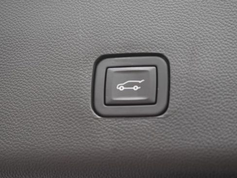 Certified 2023 Chevrolet Traverse LT FWD image 19