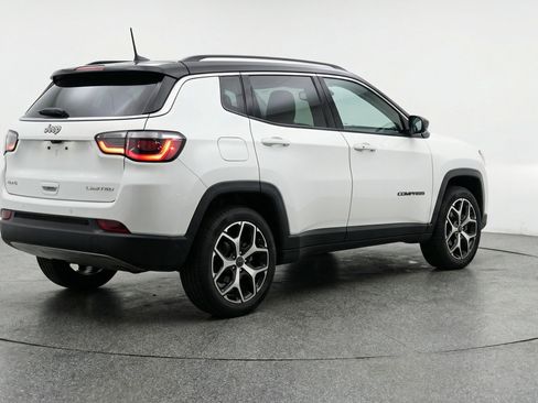 Used 2025 Jeep Compass Limited AWD/4WD image 9