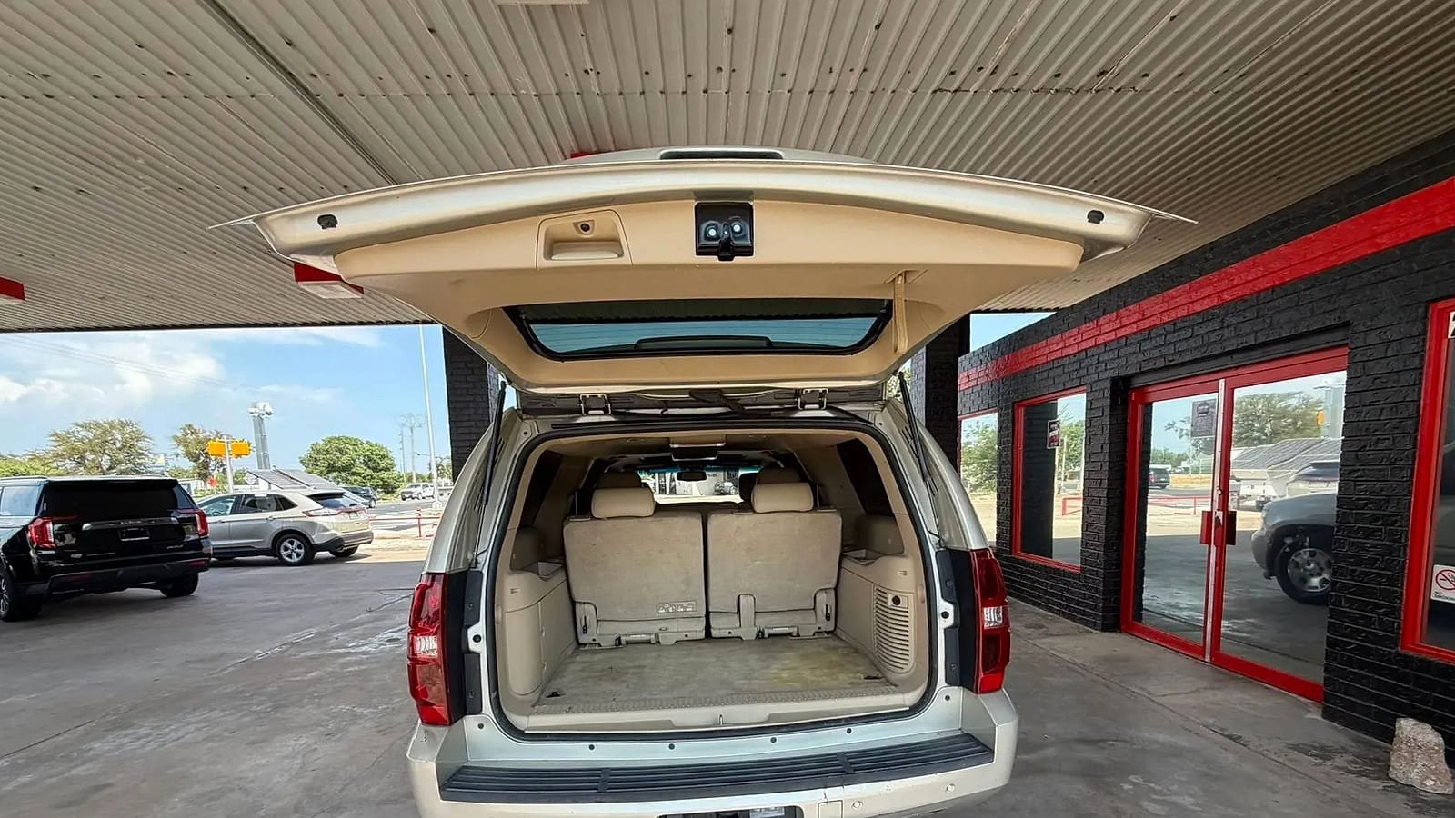 Used 2014 Chevrolet Suburban LT RWD image 10
