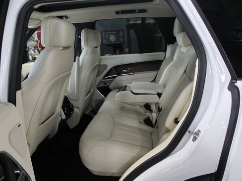 Used 2024 Land Rover Range Rover SE image 13
