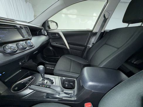 Used 2018 Toyota RAV4 LE w/ Carpet Mat Package image 21