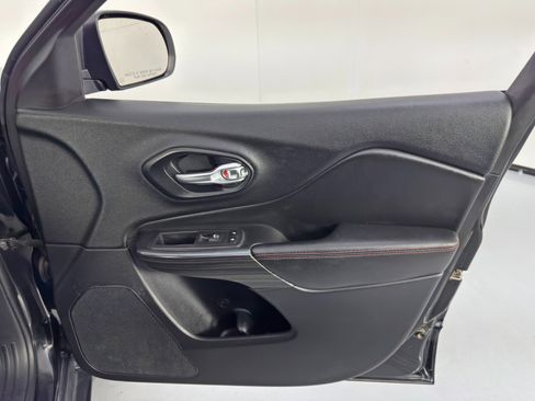 Used 2017 Jeep Cherokee Trailhawk w/ Cold Weather Group image 40