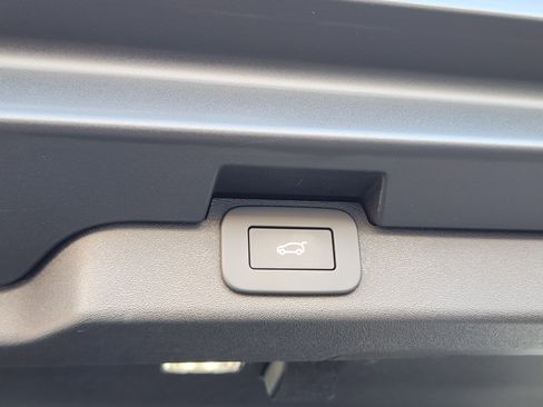 Certified 2025 Land Rover Discovery S image 37