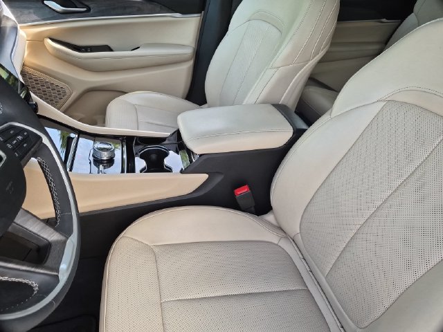 Used 2023 Jeep Grand Cherokee L Limited w/ Luxury Tech Group II AWD/4WD image 17