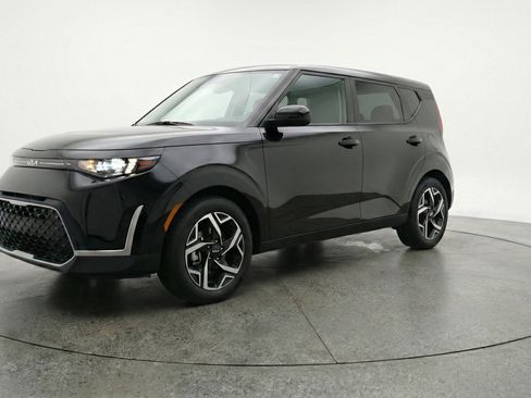 Used 2025 Kia Soul LX w/ LX Technology Package FWD image 3
