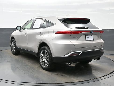 Used 2022 Toyota Venza XLE image 4