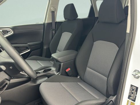 Used 2025 Kia Soul LX w/ LX Technology Package FWD image 14